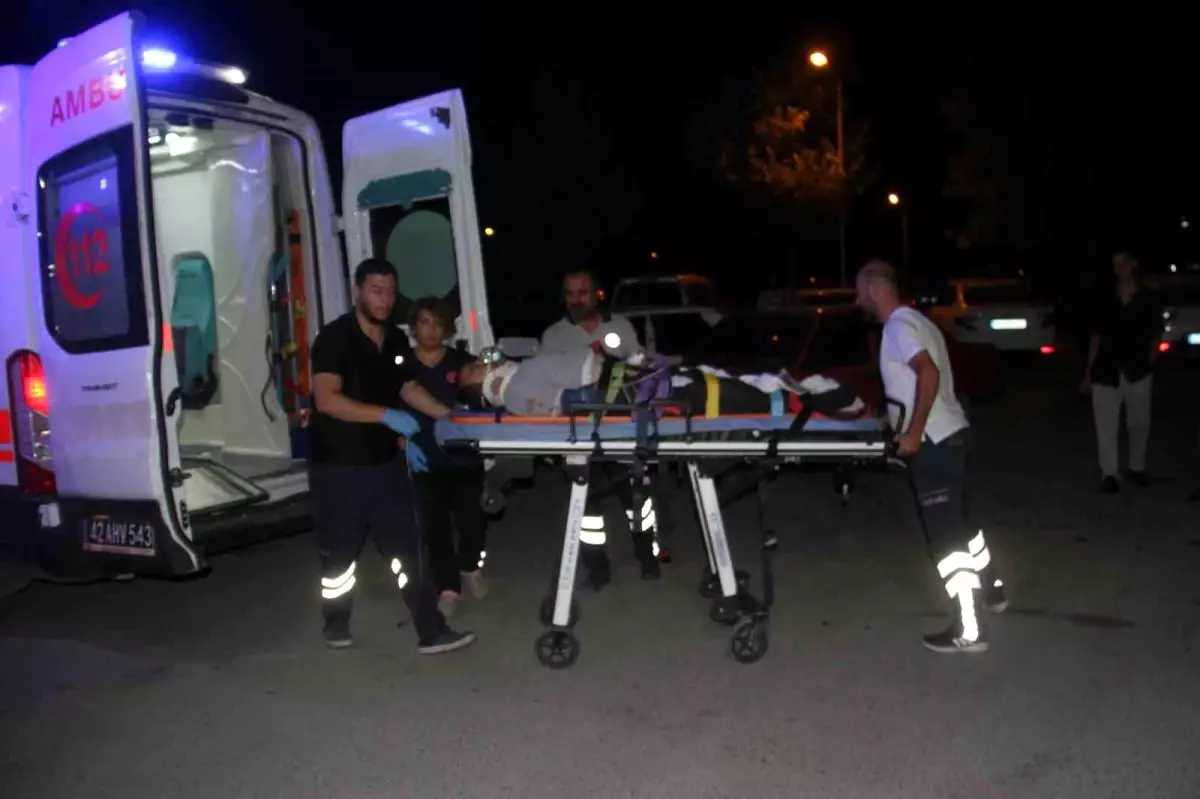 Beyşehir'de Kavşakta İki Otomobil Çarpıştı: 4 Yaralı