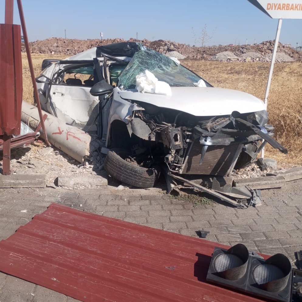 Diyarbakır'da Ehliyetsiz sürücünün kullandığı otomobil, otobüs ve direğe çarptı: 1 ölü, 1 yaralı