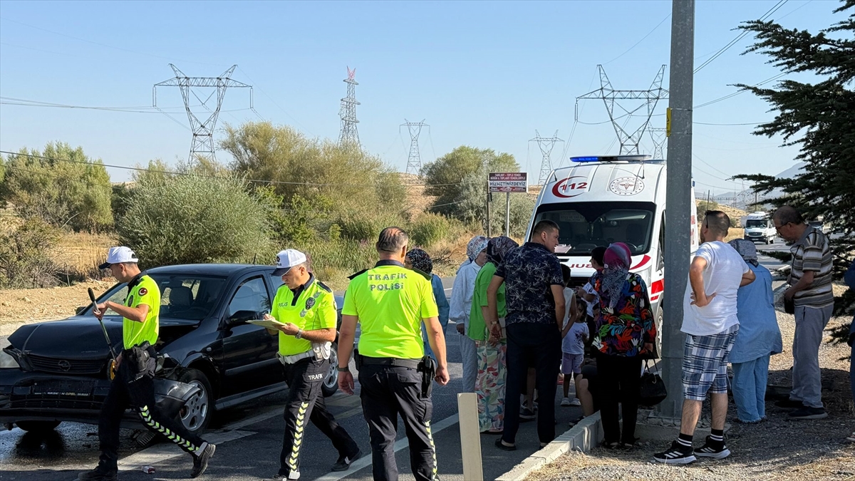 Seydişehir'de iki otomobilin çarpışması sonucu 4 kişi yaralandı