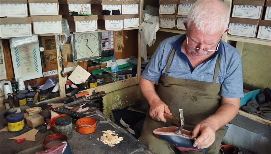  Malatya'nın tescilli "Arapgir tahta çivili ayakkabıları"nı 55 yıldır üretiyor