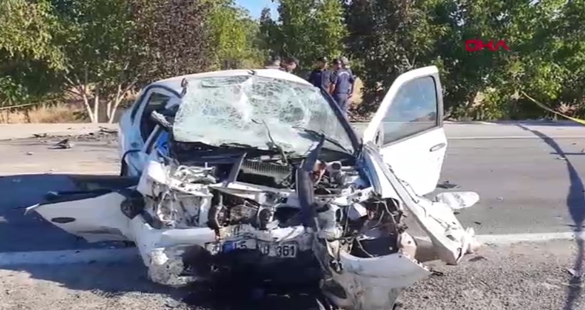 Manisa Demirci'de iki otomobil çarpıştı: 3 ölü, 2 yaralı