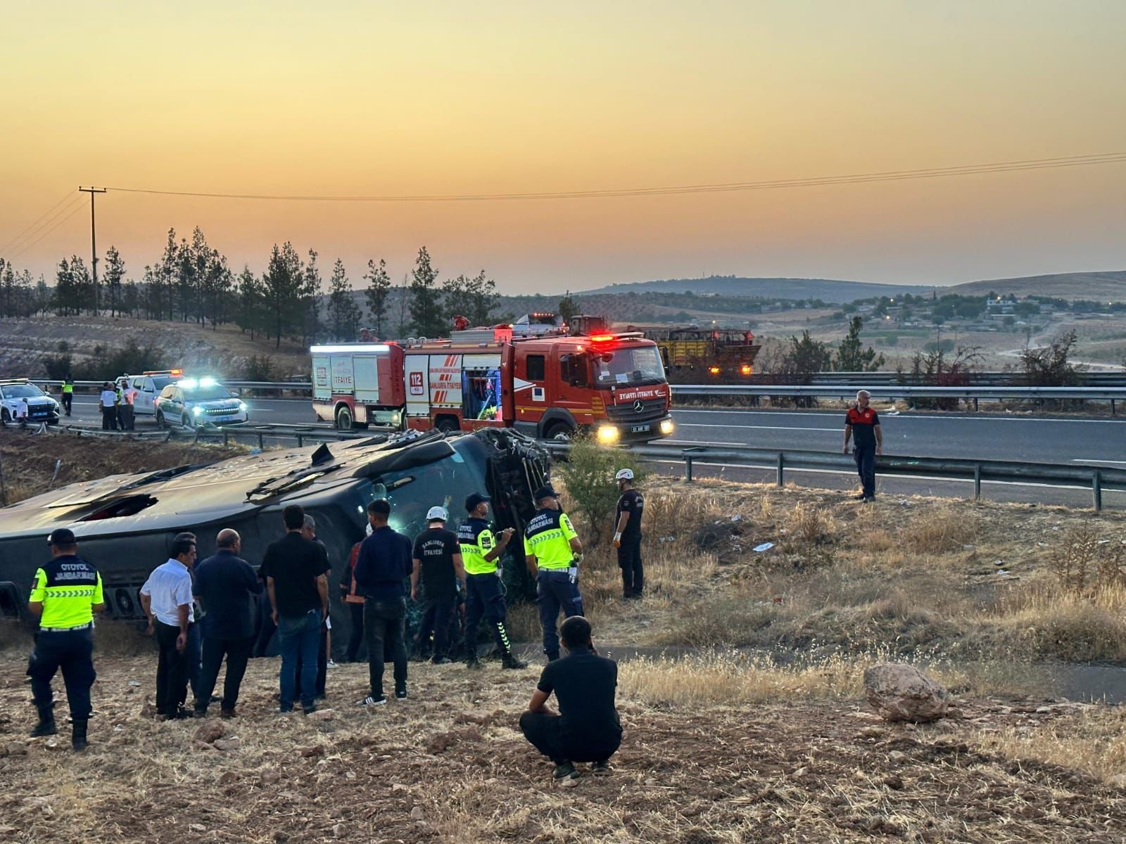 ŞANLIURFA - Suruç ilçesinde devrilen yolcu otobüsündeki 30 kişi yaralandı