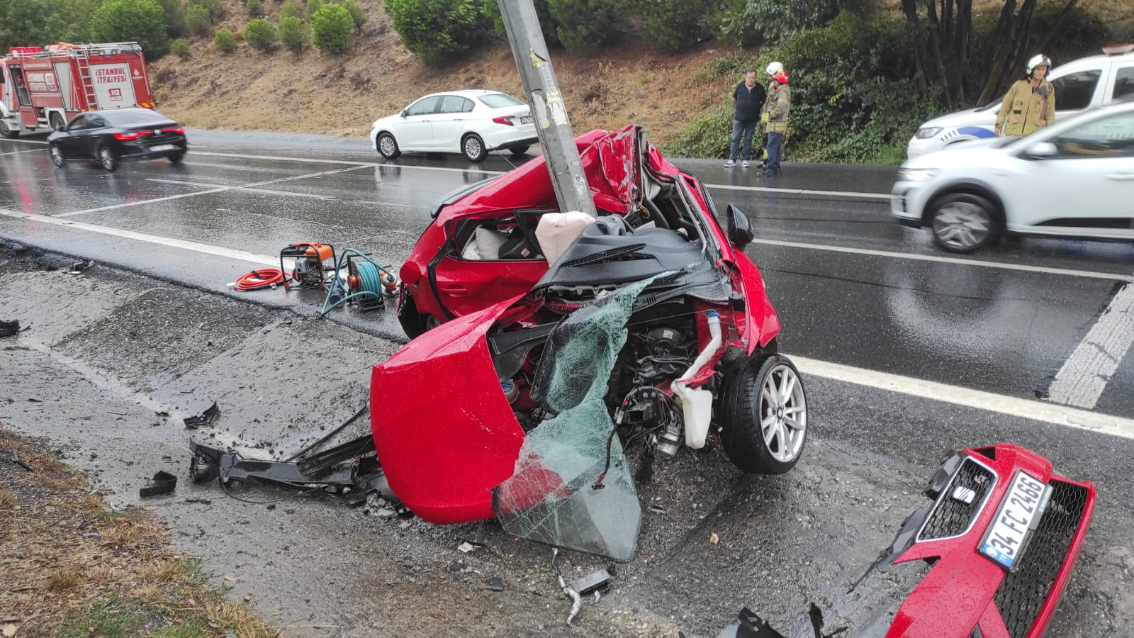 İstanbul- Eyüpsultan'da kazada hurdaya dönen otomobilin sürücüsü hayatını kaybetti