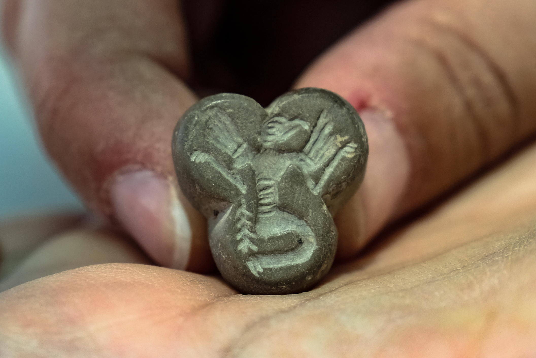 Karahöyük’te kartal başlı, insan figürlü mühür bulundu