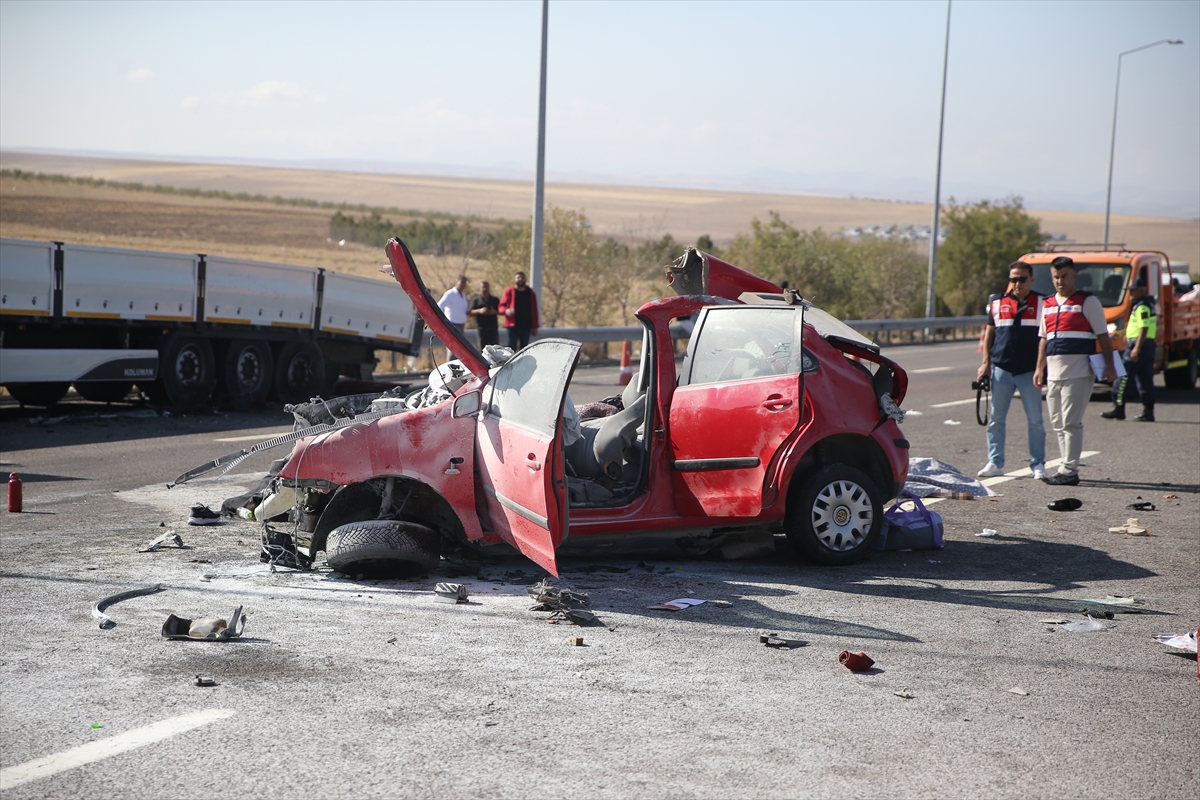 Niğde'de otomobilin tıra arkadan çarptığı kazada 3 kişi öldü, 2 kişi yaralandı