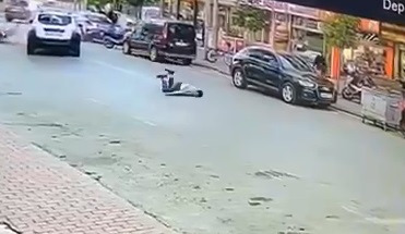 Otomobil ile çarpışan motosikletin sürücüsü metrelerce yükseğe savruldu; kaza anı kamerada