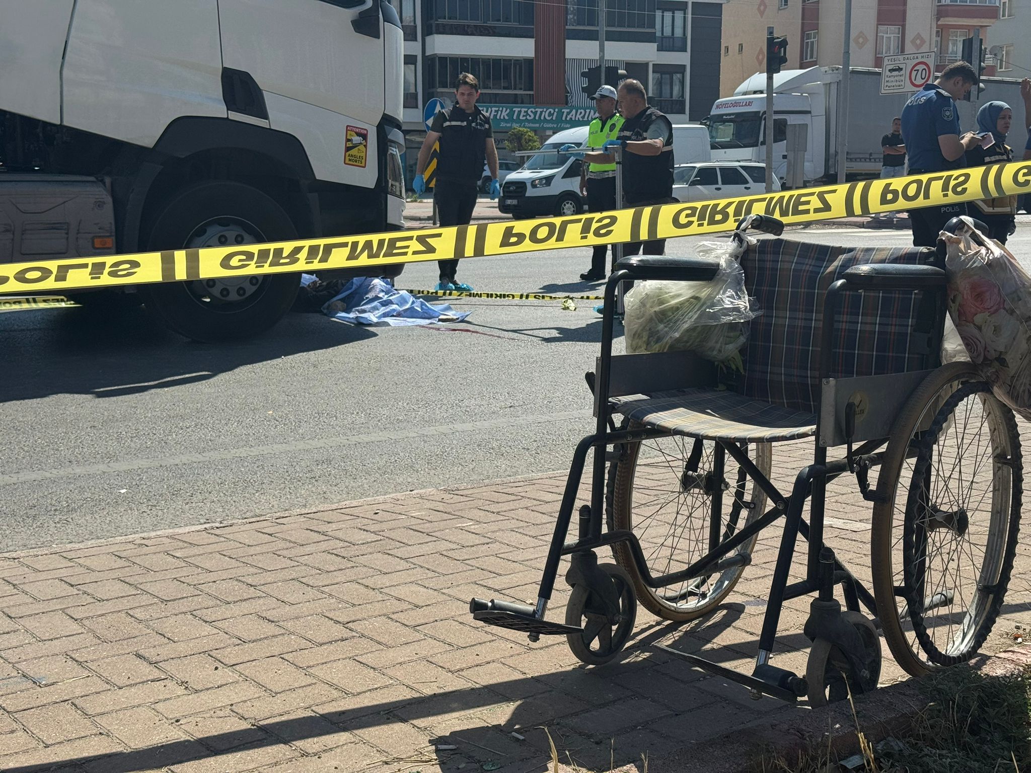 Tekerlekli sandalyedeki kızını yolun karşısına geçirmek isterken TIR çarptı