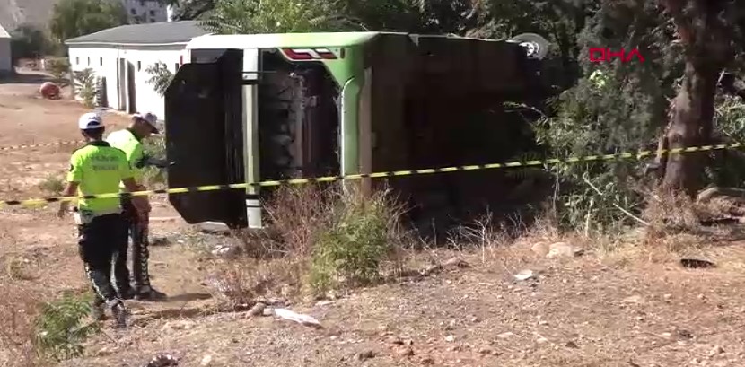 Antalya- Direksiyonda fenalaşıp kaza yapan otobüs şoförü öldü 