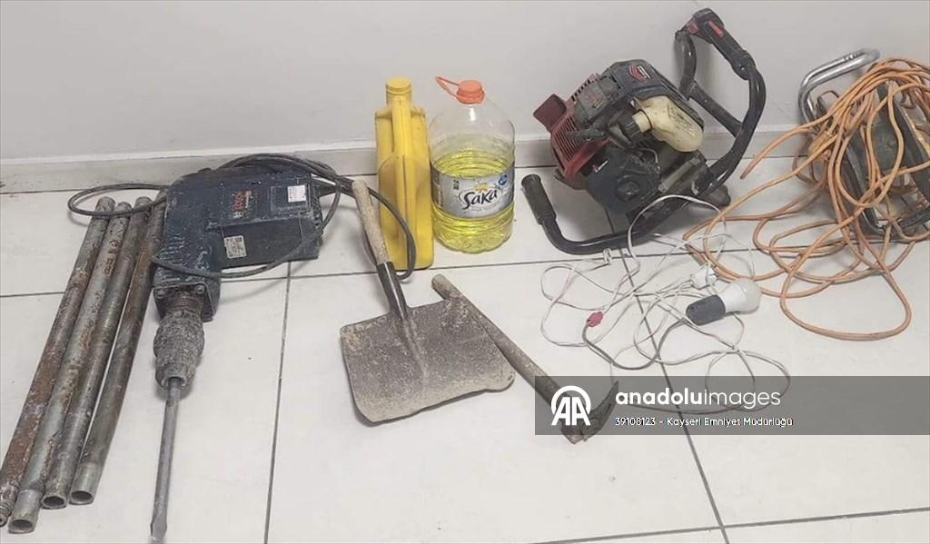 Kayseri'de kaçak kazı yapan 4 zanlı yakalandı