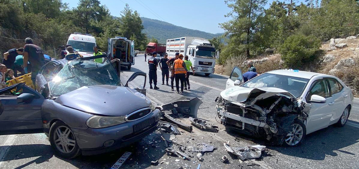 Antalya Yolunda Otomobiller çarpıştı: 8 yaralı