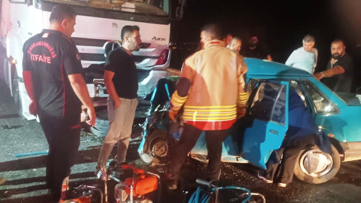 Kahramanmaraş'ta TIR'la çarpışan otomobilde 3 kişi öldü