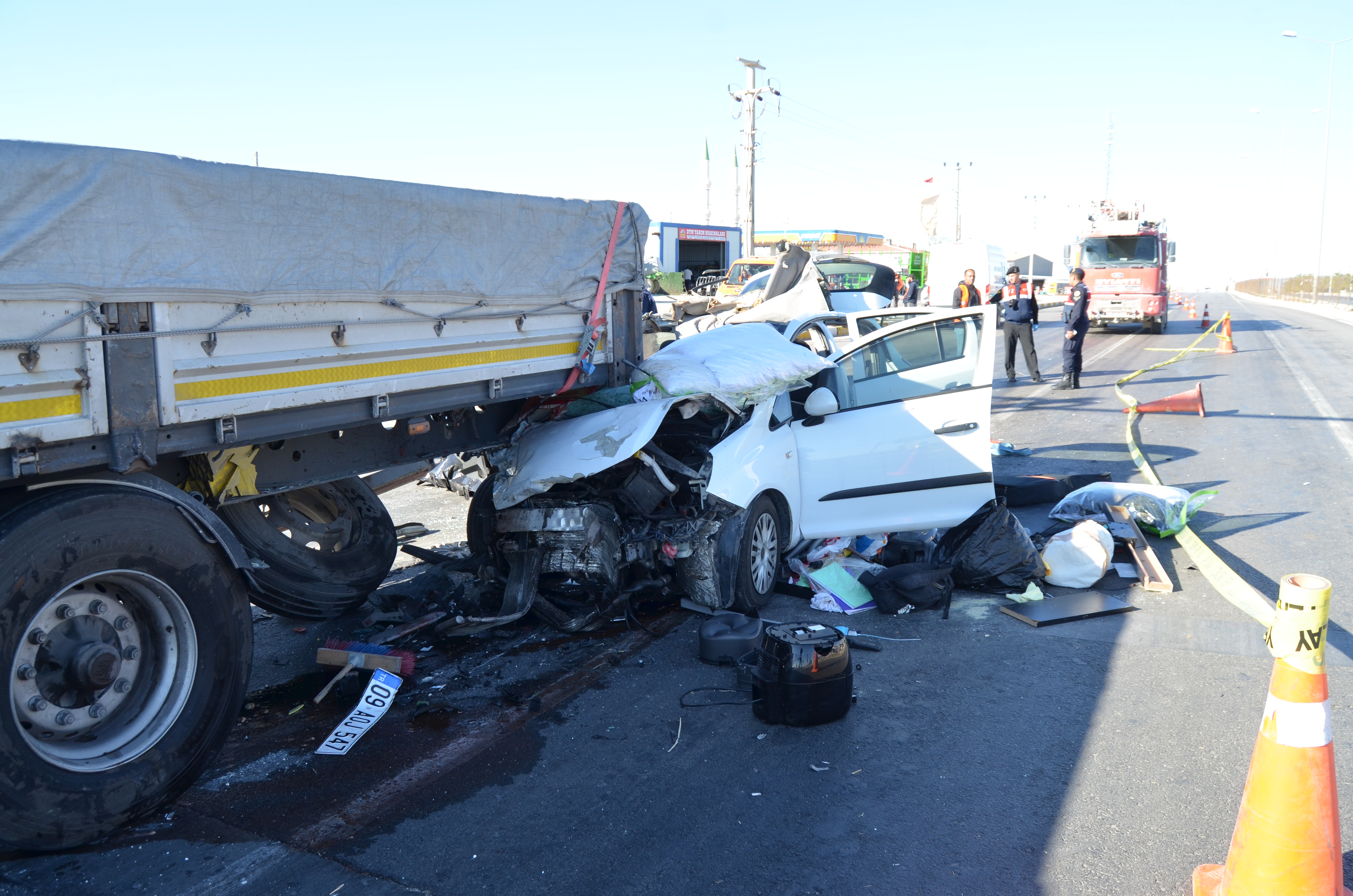 Konya Aksaray yolunda- Işıkta bekleyen TIR'a çarpan otomobilin sürücüsü yaralandı, annesi öldü 