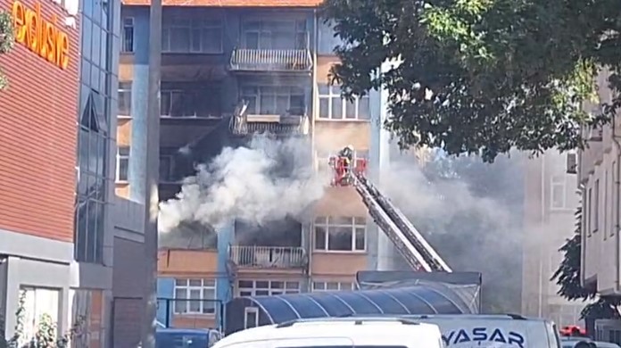 Konya'da 5 Katlı Binada Çıkan Yangında 13 Kişi Dumandan Etkilendi