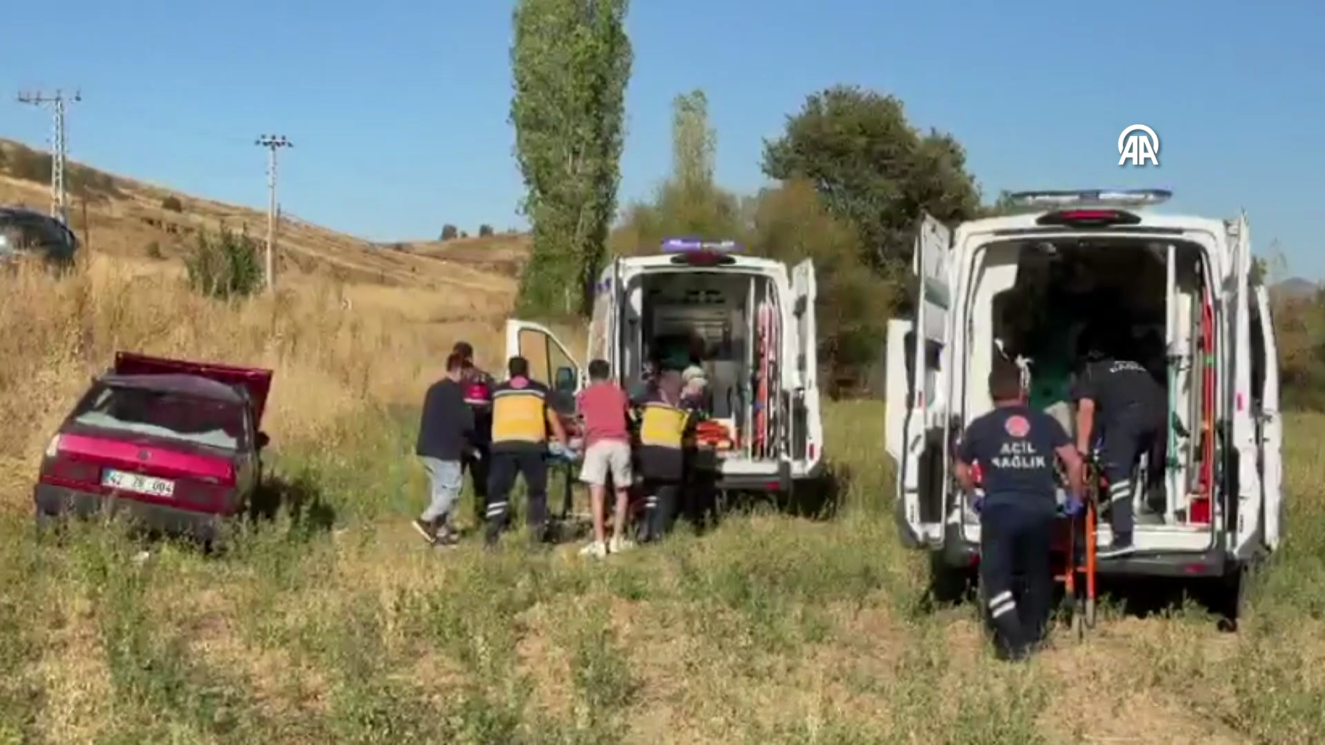 Seydişehirde Yoldan çıkarak boş araziye giren otomobildeki çift yaralandı