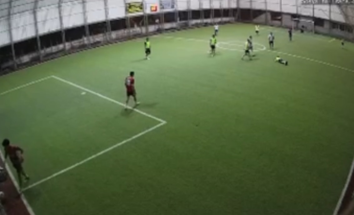 Hatay'da Halı sahada kalp krizi geçiren polisin son anları kameraya yansıdı