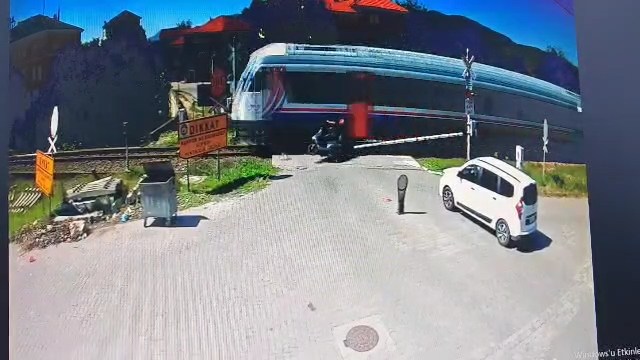 Zonguldak- Motosiklet, trene çarptı; kaza kamerada