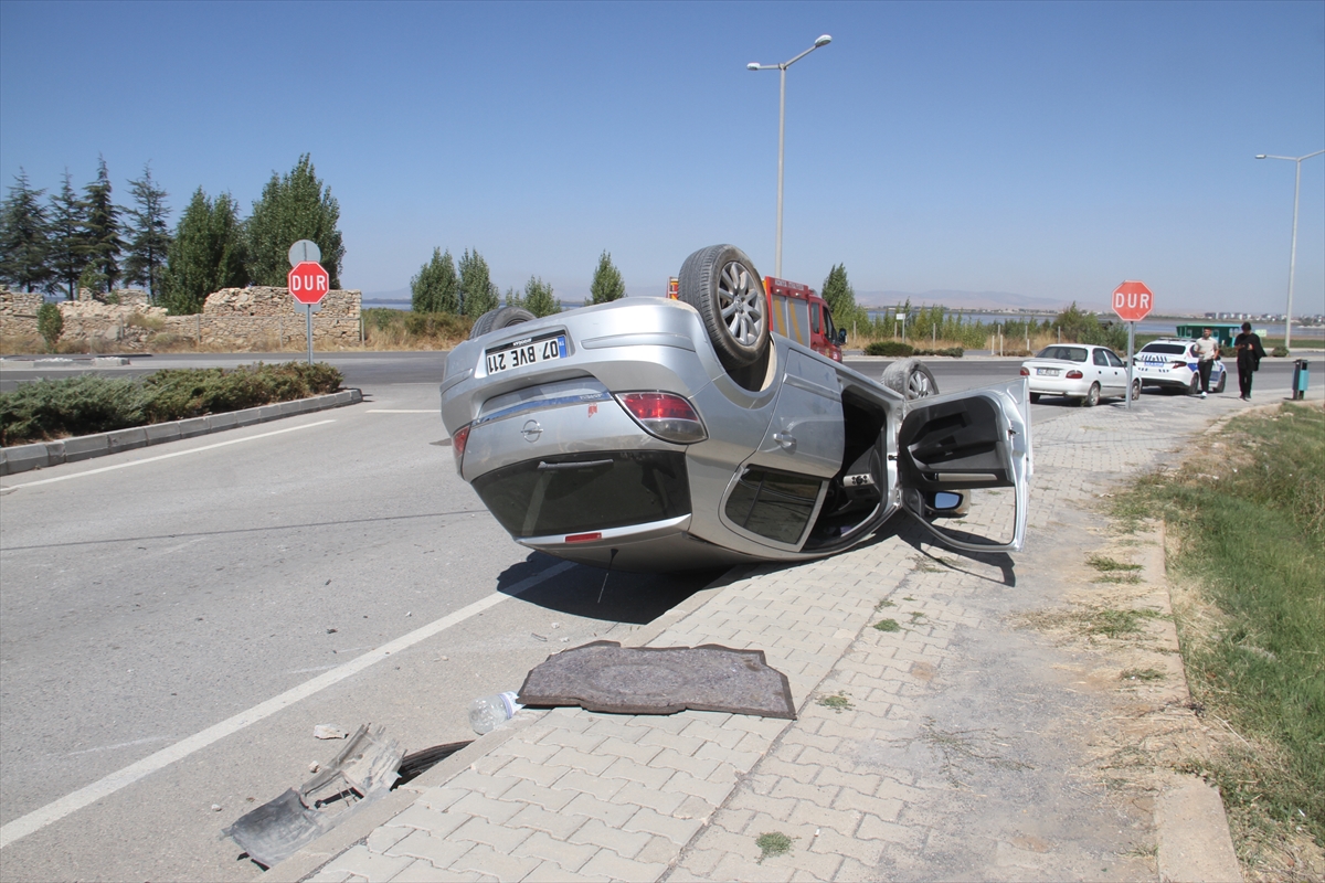 Beyşehir'de otomobil devrildi, sürücü yaralandı
