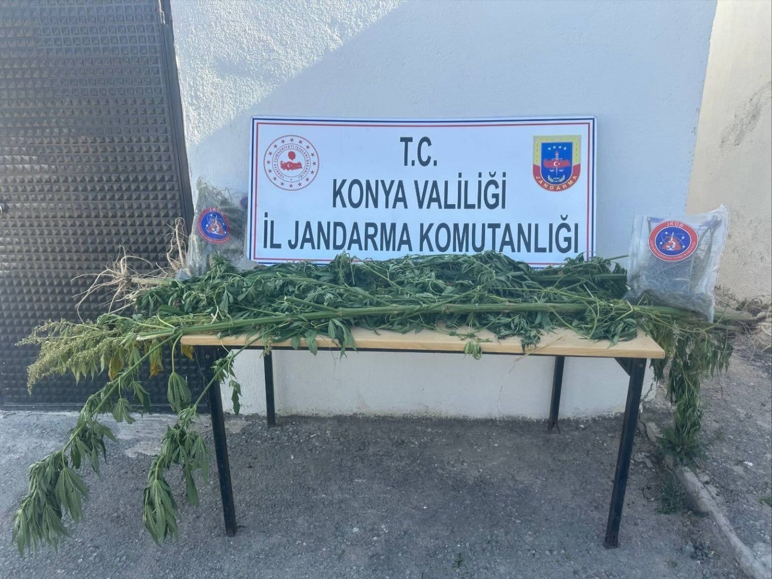 Konya Jandarması'ndan Kapsamlı Operasyonlar: Çok Sayıda Aranan Şahıs Yakalandı, Yasadışı Silah ve Uyuşturucu Ele Geçirildi