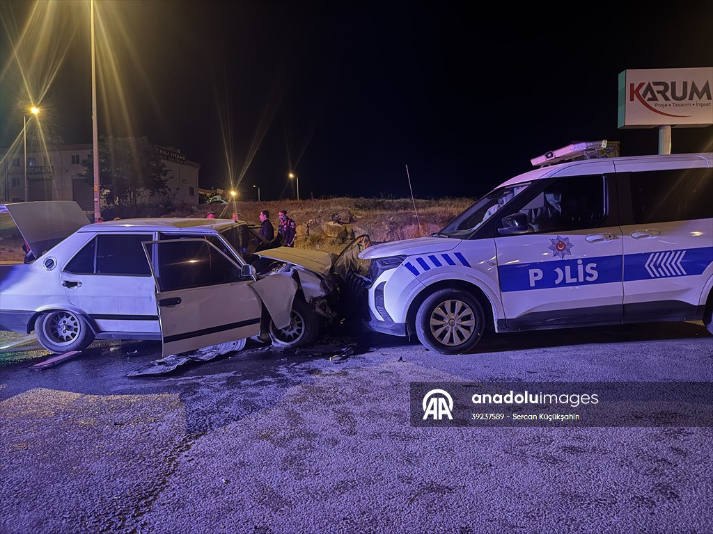 KAYSERİ - Polisin "dur" ihtarına uymayan sürücü ekip aracına çarptı, 2 polis yaralandı
