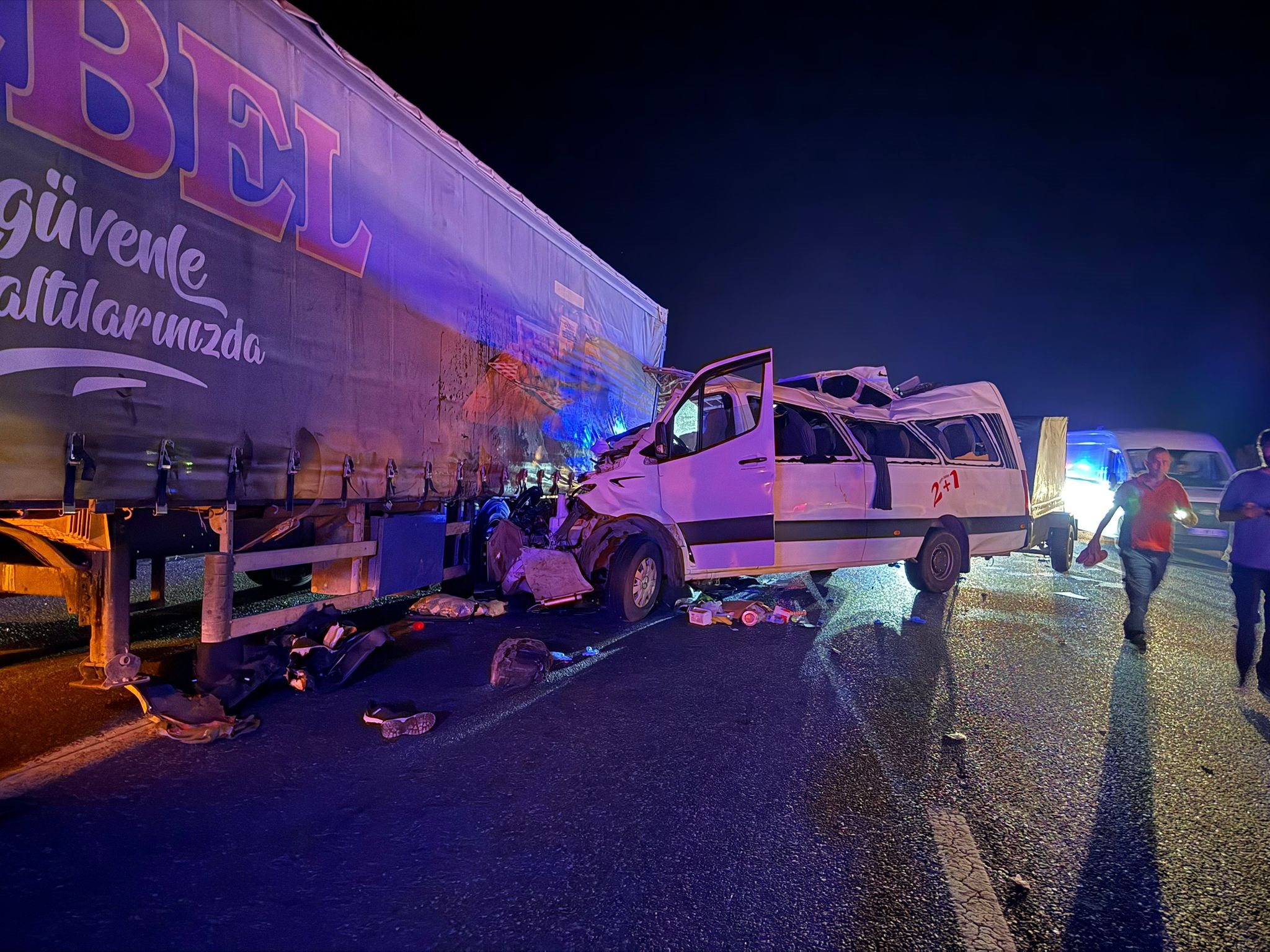 Tarım işçilerini taşıyan minibüs TIR'a çarptı; 3 ölü, 16 yaralı