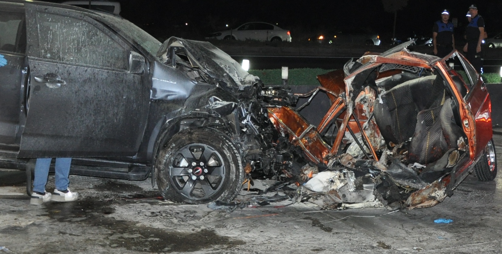 Manisa’da kamyonet ile çarpışan otomobil ikiye ayrıldı: 5 ölü, 6 yaralı 