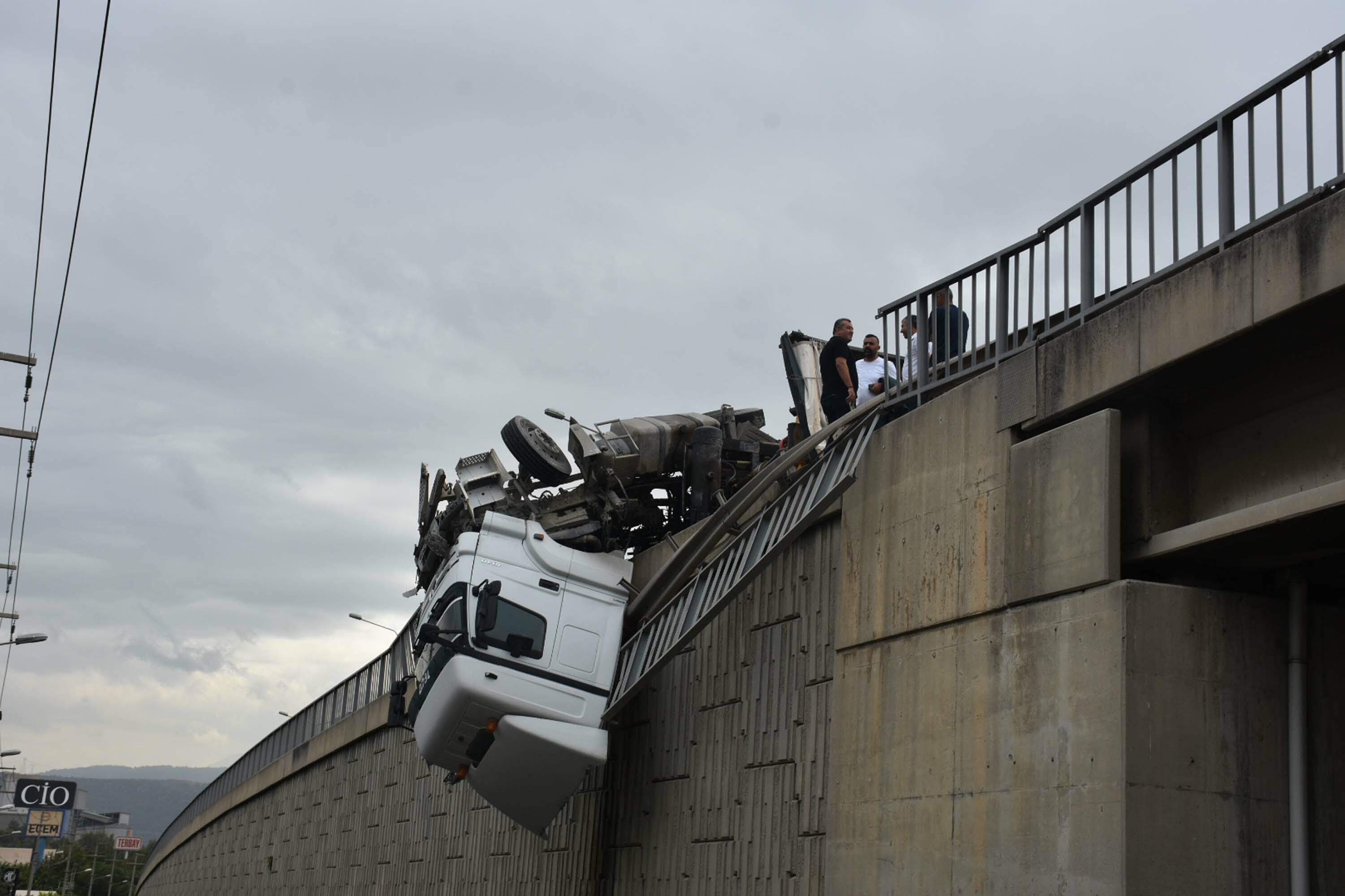 Devrilen TIR'ın kupası viyadükte asılı kaldı; şoförü yaralandı
