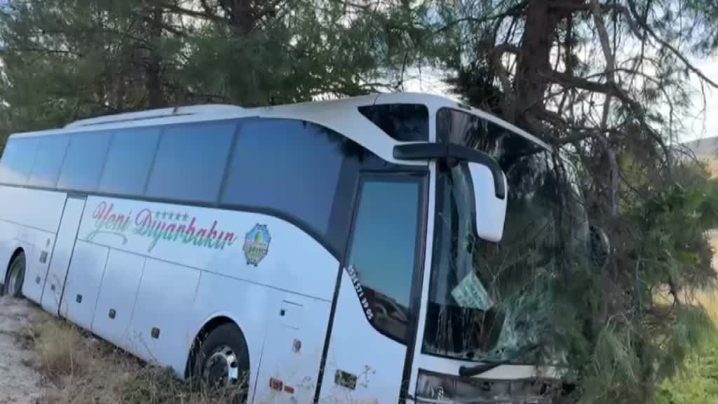 ADIYAMAN - Yolcu otobüsü ile otomobilin çarpıştığı kazada 4 kişi öldü
