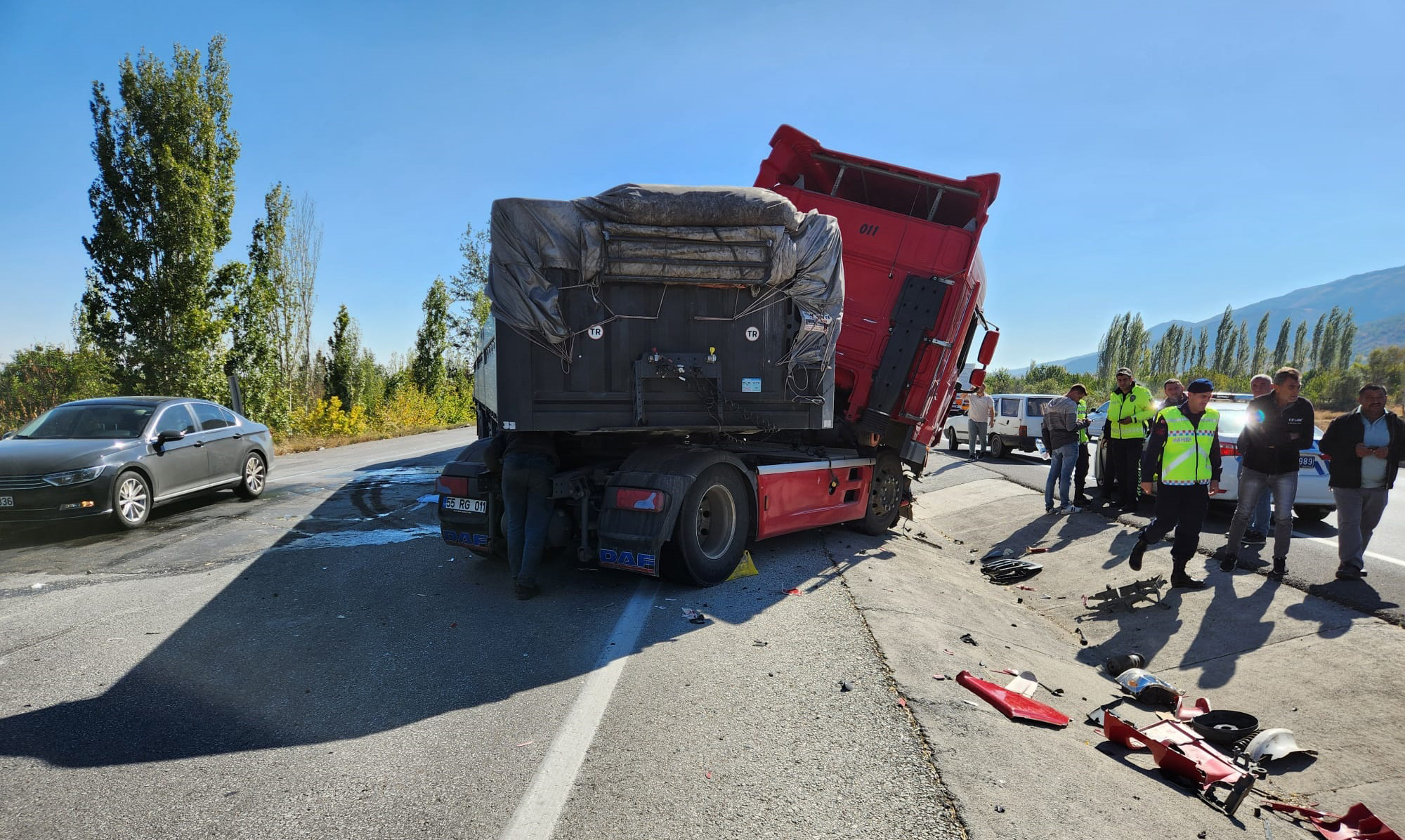 Konya-Afyonkarahisar yolunda 2 TIR çarpıştı; 3'ü ağır, 4 yaralı