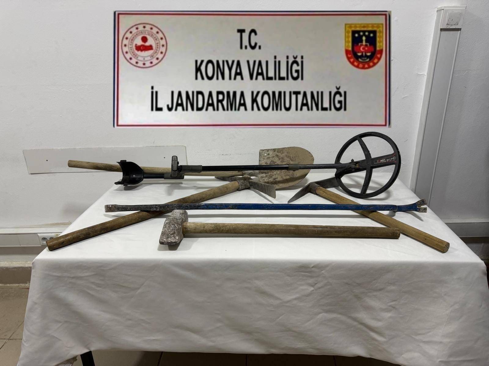 Konya'da Tarihi Eser Kaçakçılarına Peş Peşe Operasyon: 1 Mezar Steli ve Çok Sayıda Kazı Malzemesi Ele Geçirildi