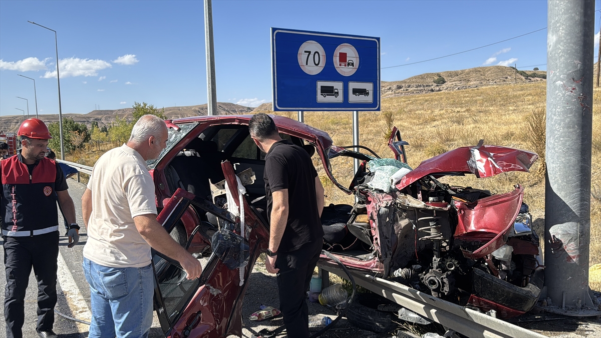 Sivas'ta otomobil ile hafif ticari aracın çarpıştığı kazada 10 kişi yaralandı