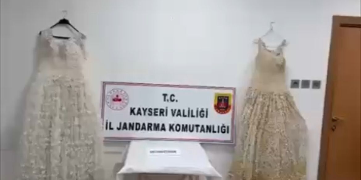 Kayseri'de gelinliğe işlenmiş 25 kilogram uyuşturucu ele geçirildi