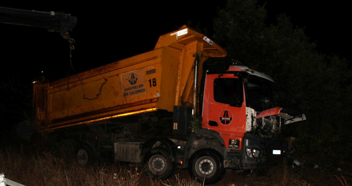 Beyşehir'de bariyere çarpıp devrilen kamyondaki 2 kişi öldü