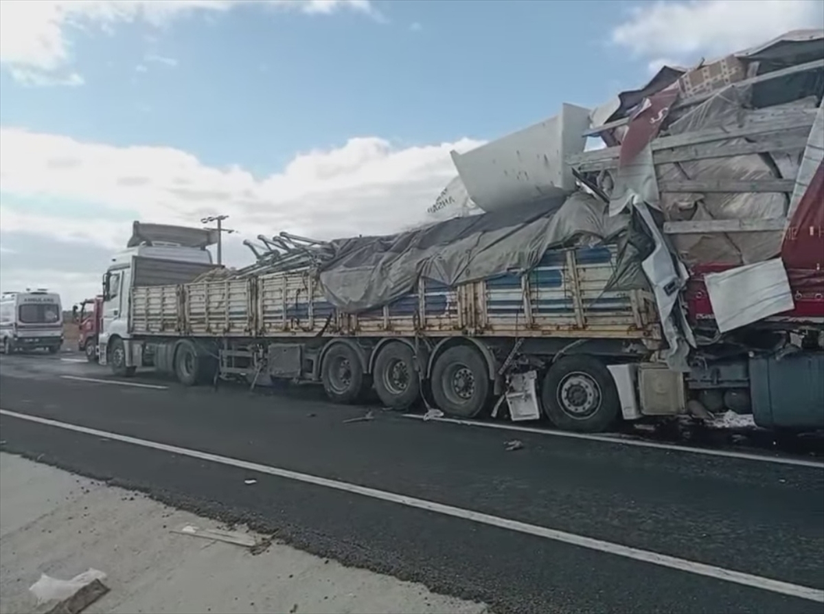 Konya'da 3 aracın karıştığı kazada 1 kişi öldü, 3 kişi yaralandı