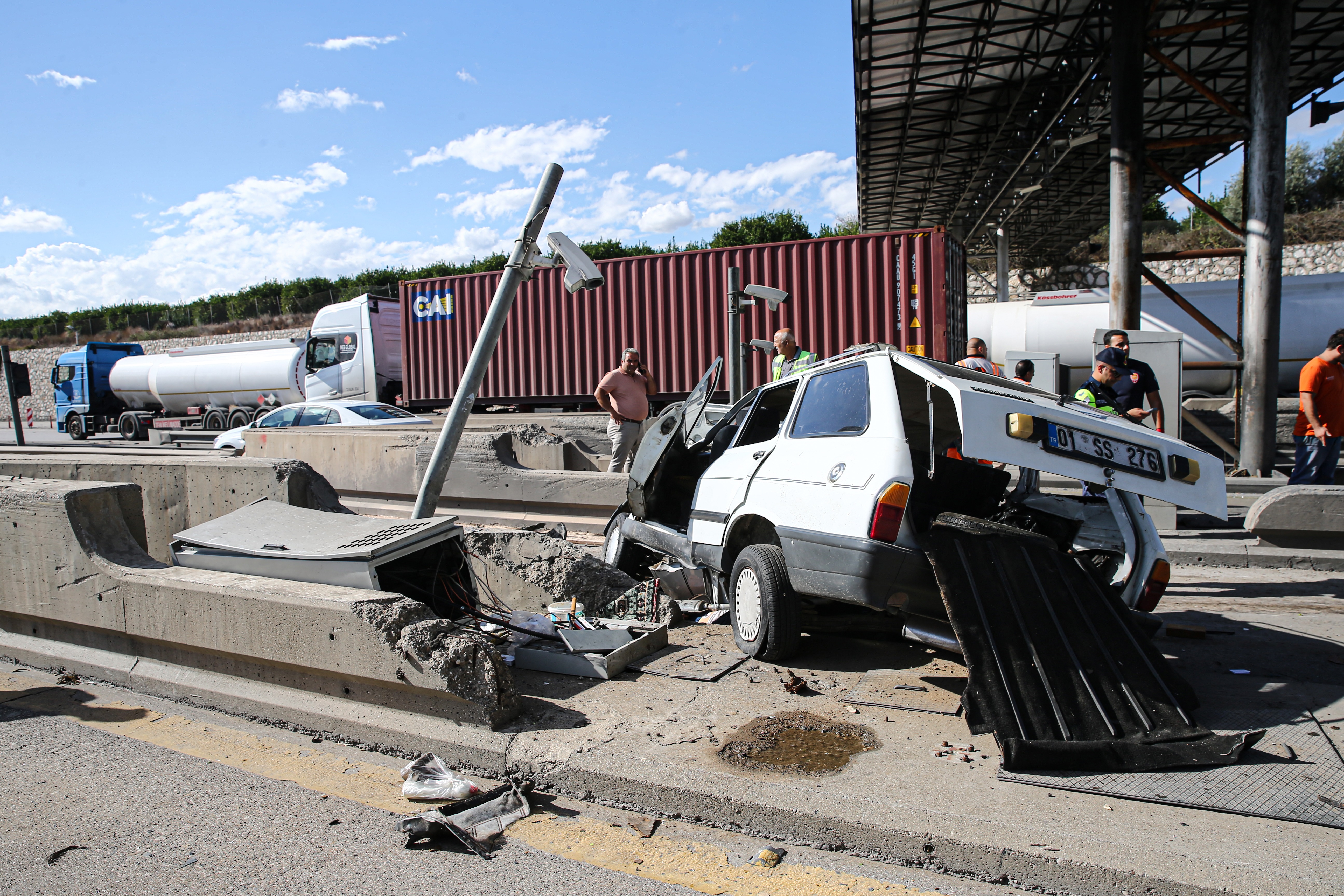 Otomobil, otoyol gişelerinde beton bariyerlere çarptı: 2 ölü 