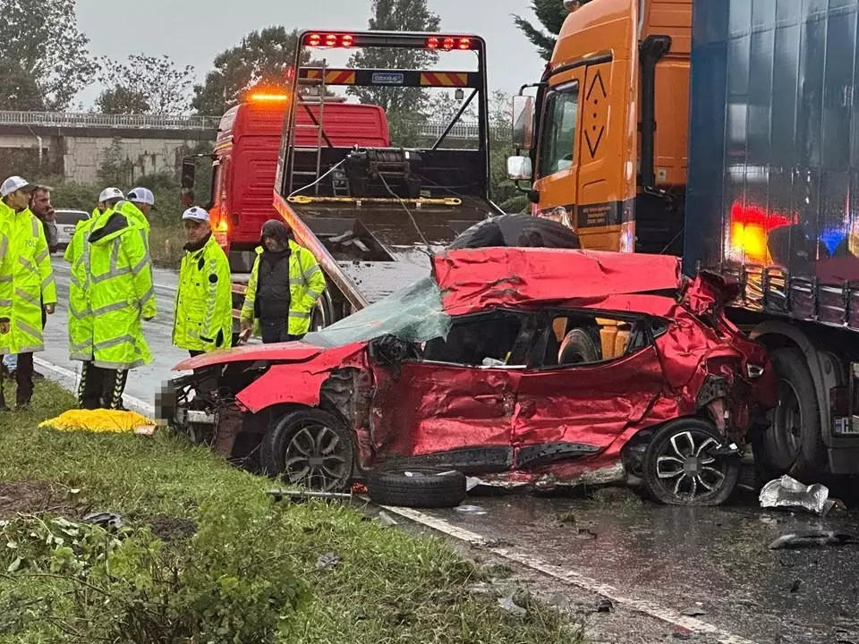 RİZE - Karşı yöne geçen otomobilin tırla çarpışması sonucu 3 kişi öldü