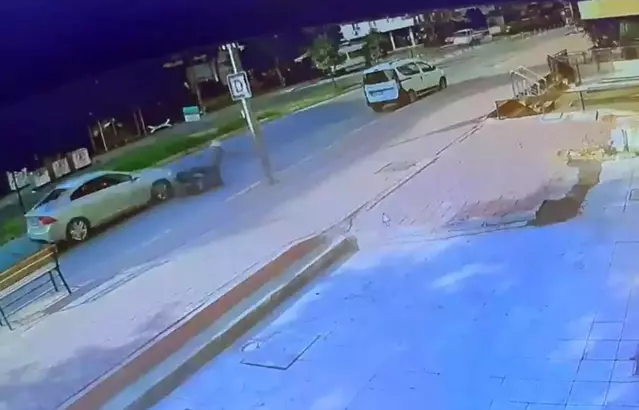 Antalya- Otomobili üzerine sürdüğü motosikletlinin ölümüne neden olduğu anlar kamerada