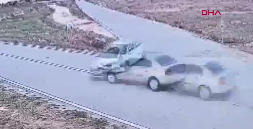 Afyonkarahisar'da feci kaza: 15 yaşındaki  sürücü Emre El hayatını kaybetti, 3 kişi ağır yaralandı