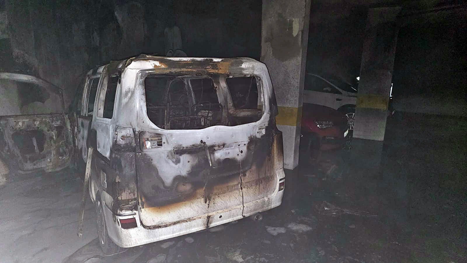 Tekirdağ - Apartman otoparkındaki otomobilde patlama sonrası yangın; mahsur kalan 9 kişi itfaiye merdiveniyle kurtarıldı