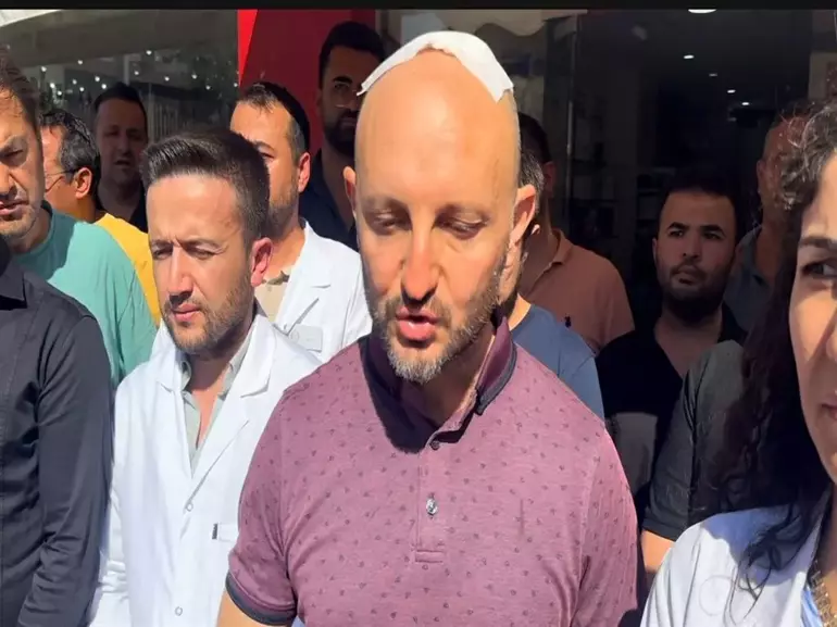 Mersin - Eczacı teknisyenine sopayla saldıran şüpheli tutuklandı; darp anı kamerada