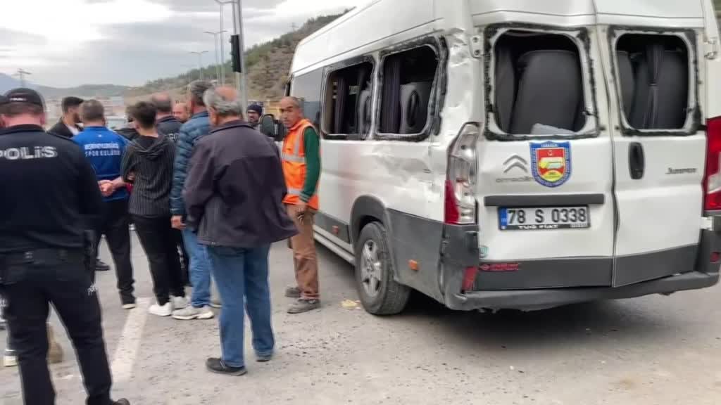 KARABÜK - Tırla çarpışan minibüsteki 14 yaş altı futbolcu 9 çocuk yaralandı