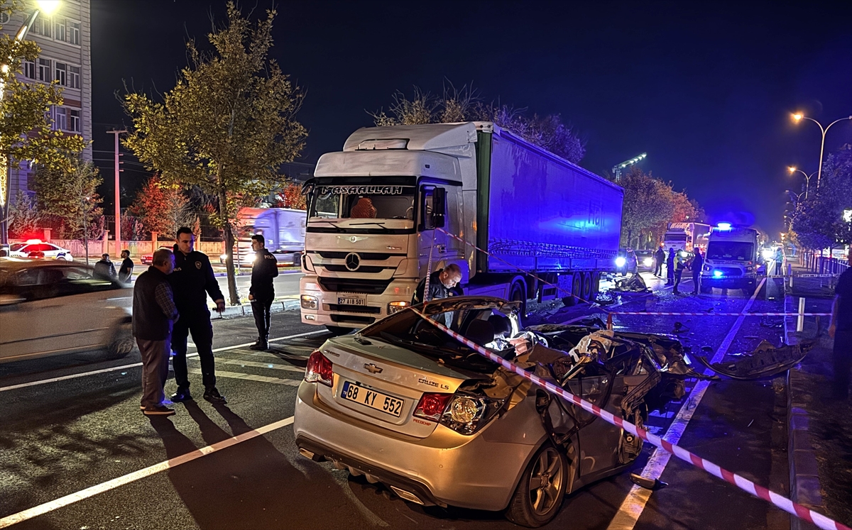 Aksaray'da tıra çarpan otomobildeki ağabey öldü, kardeşi ağır yaralandı
