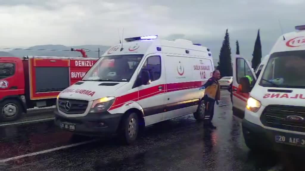 DENİZLİ - Midibüsün devrildiği kazada 1 kişi öldü, 32 kişi yaralandı 