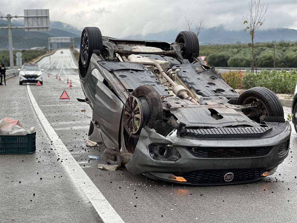 Bursada Su birikintisine giren otomobil takla attı: Kaza anı kamerada