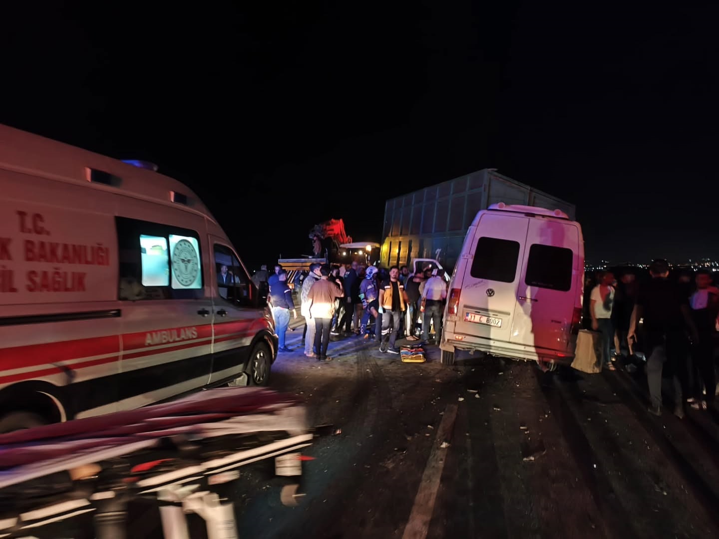 Hatay'da işçileri taşıyan servis minibüsü traktörün römorkuna çarptı: 14 yaralı