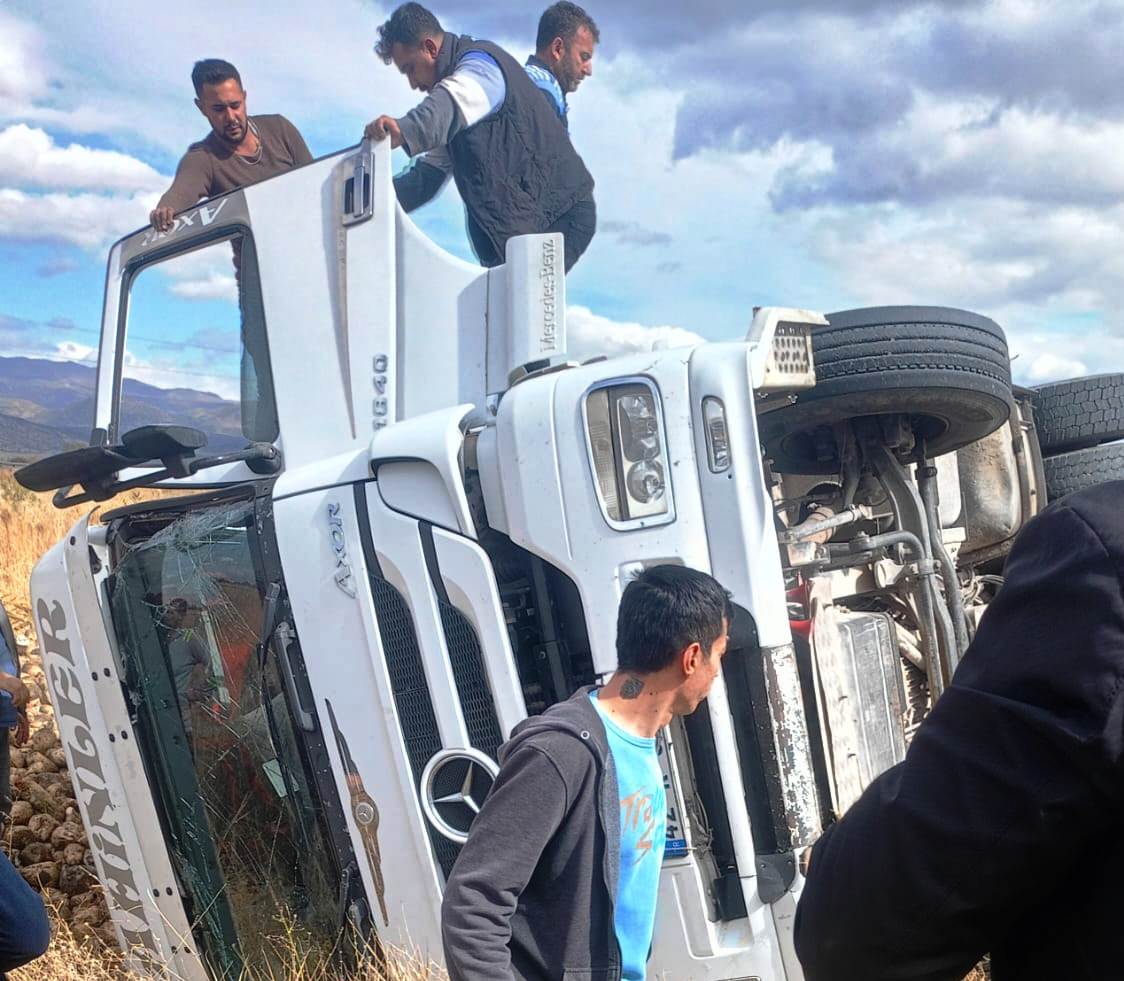 Seydişehir'de Pancar Yüklü Tır Devrildi, Vatandaşlar   yardıma   koştu 