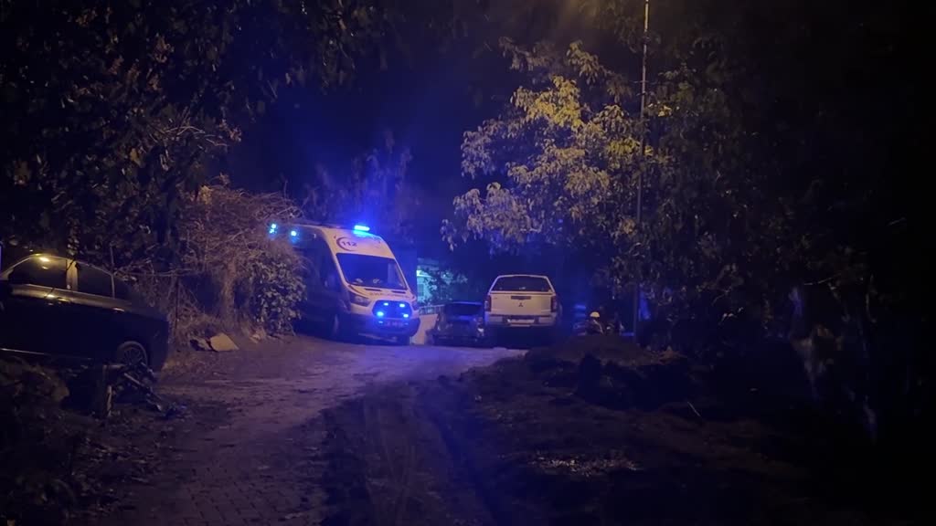 İzmir'de bir kişi tartıştığı oğlunu silahla öldürdü, eşini ağır yaraladı