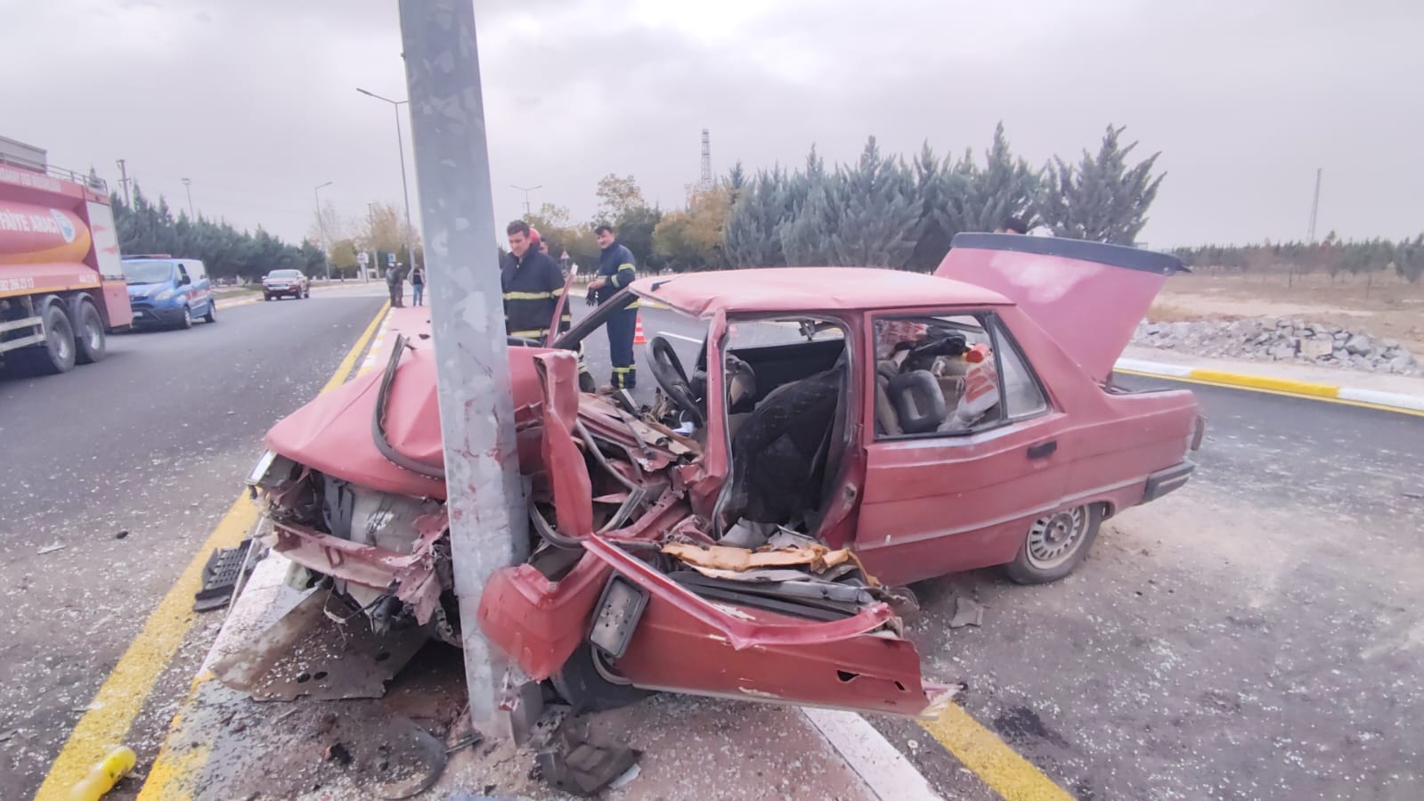 Aksarayda Aydınlatma direğine çarpan otomobilin sürücüsü öldü, eşi yaralandı