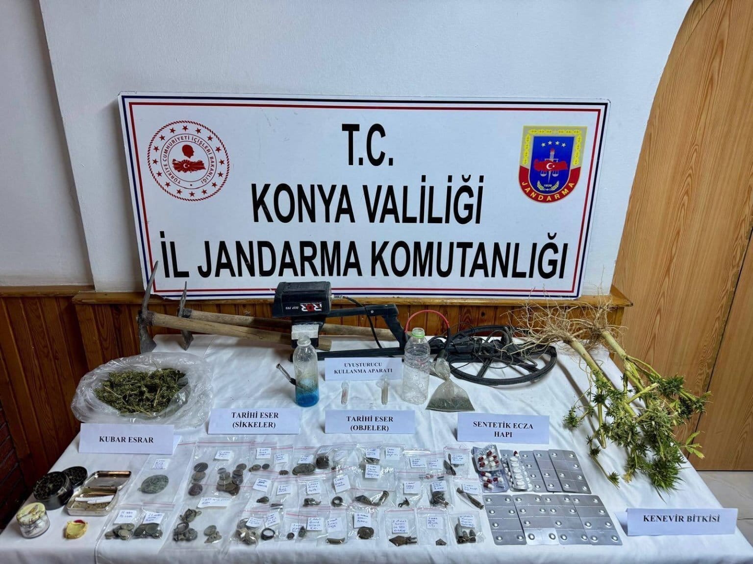 Konya'da Jandarmadan Tarihi Eser ve Uyuşturucu Operasyonu: Çok Sayıda Tarihi Eser ve Uyuşturucu Maddelere El Konuldu