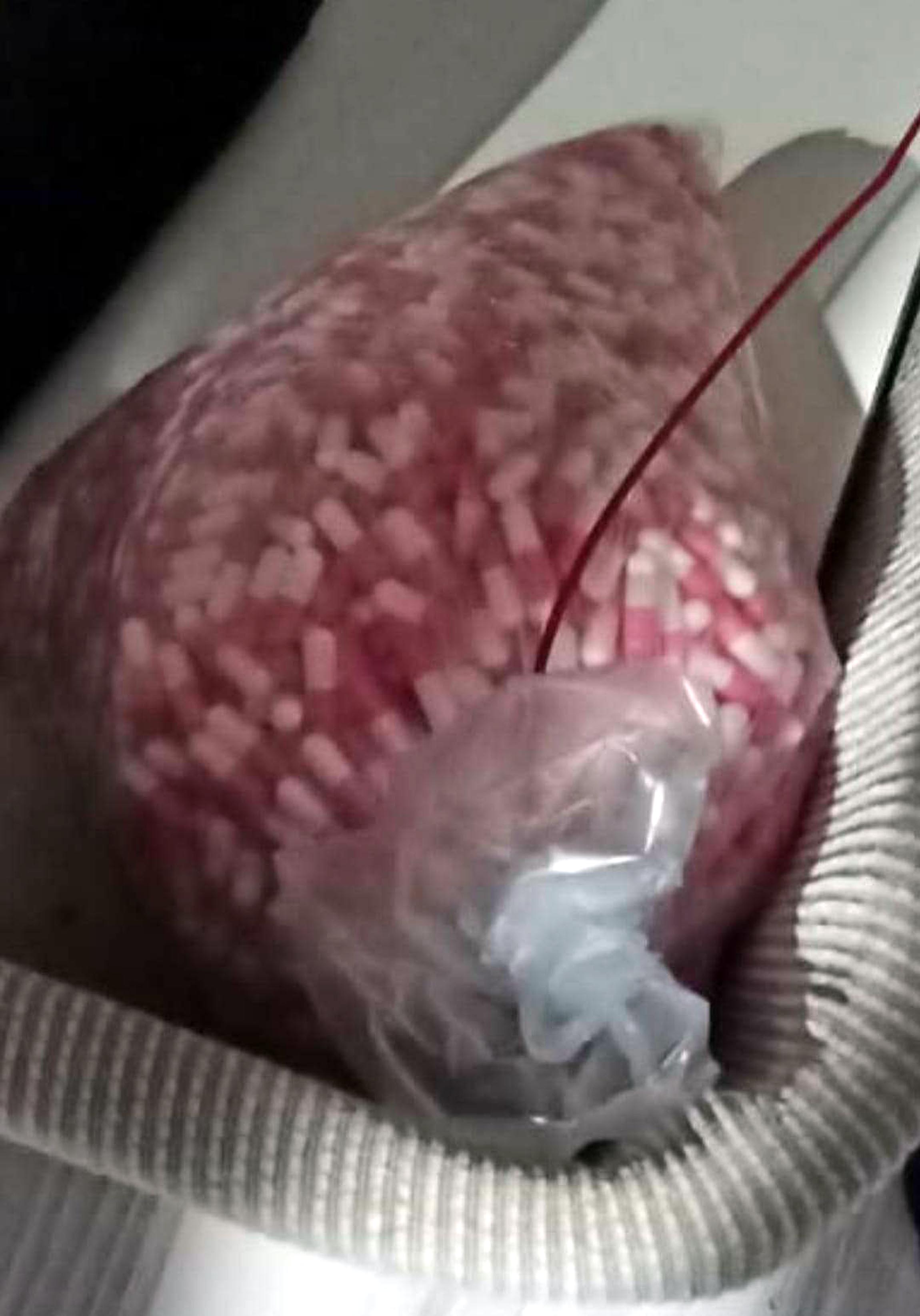 Çalıştığı ilaç fabrikasından çaldığı ham madde ile evinde uyuşturucu hap üretirken yakalandı