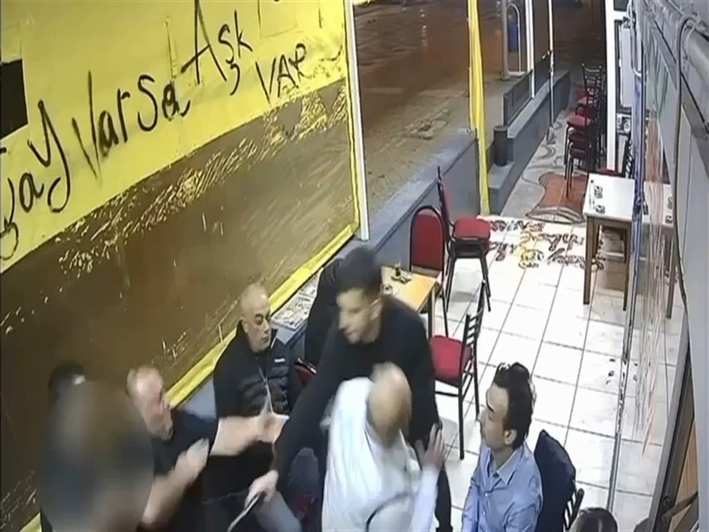 Kocaelide Çay ocağında otururken tabancayla vuruldu, o anlar kamerada
